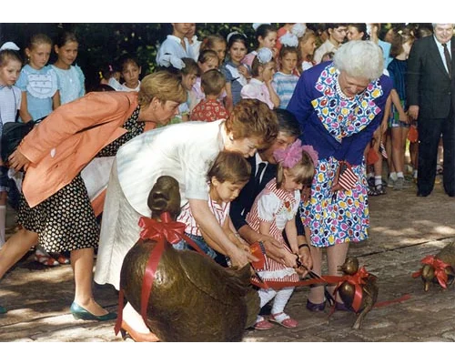 Р.М. Горбачева и Барбара Буш у памятника утятам. Москва. Июль 1991