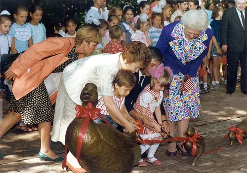 Р.М. Горбачева и Барбара Буш у памятника утятам. Москва. Июль 1991