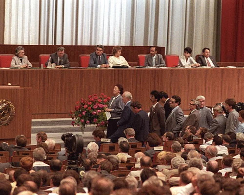 Очередь к трибуне съезда. Май 1989