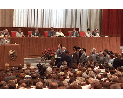 Очередь к трибуне съезда. Май 1989