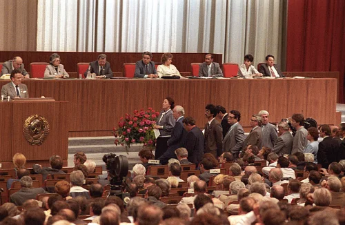 Очередь к трибуне съезда. Май 1989