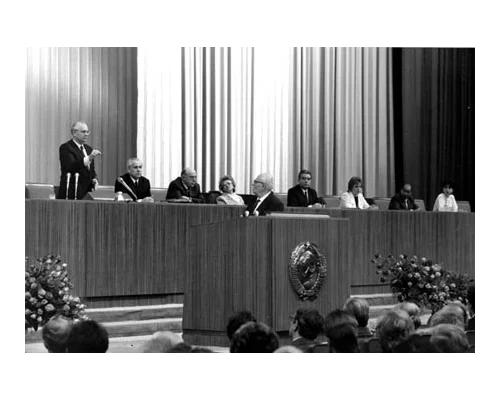 М.С.Горбачев и А.Д. Сахаров на девятом заседании Съезда народных депутатов СССР. 2 июня 1989 г.