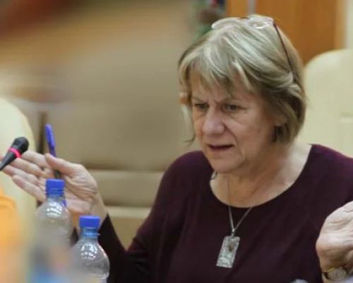 Пилар Бонет (газета «Эль-Паис»)