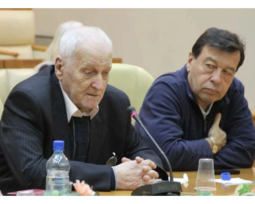 Вадим Межуев (Институт философии РАН) и Евгений Гонтмахер (ИМЭМО РАН)