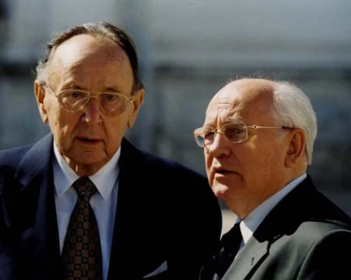 	 Г.-Д. Геншер и М.С. Горбачев. Москва. Июнь 2001