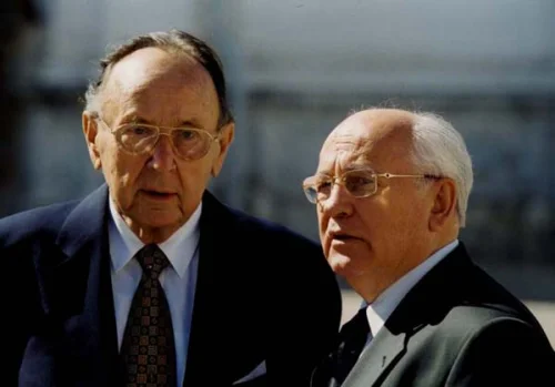 	 Г.-Д. Геншер и М.С. Горбачев. Москва. Июнь 2001