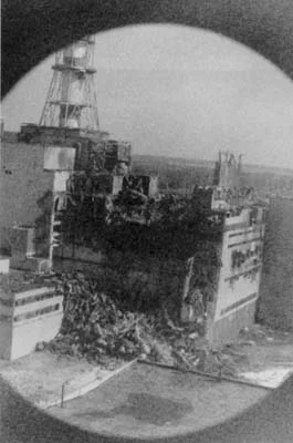 	 Разрушенный блок Чернобыльской АЭС. Апрель 1986 г.