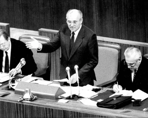 В.И. Воротников, М.С. Горбачев и А.И. Лукьянов в президиуме съезда 