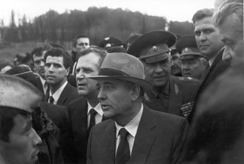 М.С.Горбачев и Н.И.Рыжков на месте железнодорожной аварии 4 июня 1989 г.