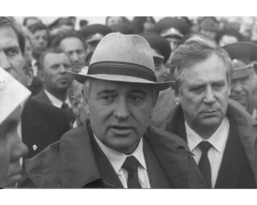 М.С.Горбачев и Н.И.Рыжков на месте железнодорожной аварии 4 июня 1989 г.