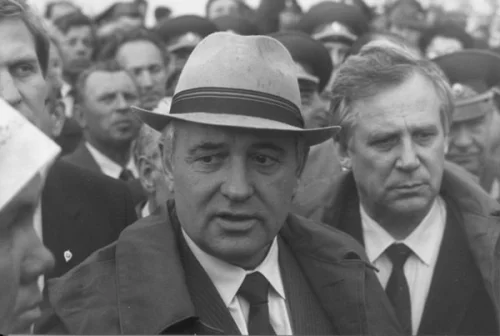 М.С.Горбачев и Н.И.Рыжков на месте железнодорожной аварии 4 июня 1989 г.