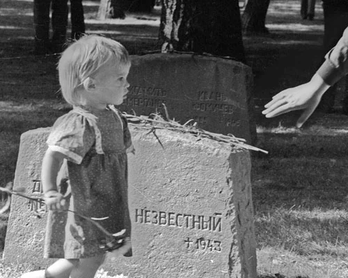 На кладбище узников концлагеря 