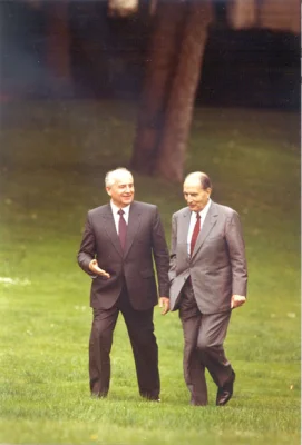 М.С.Горбачев и Ф.Митерран. Париж, 4-6 июля 1989 г.
