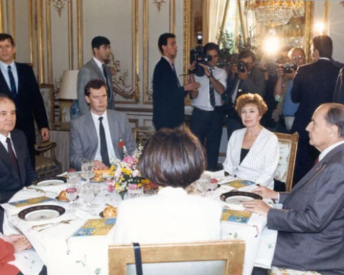 М.С.Горбачев, Р.М.Горбачева, Ф.Митерран во время официальной встречи. 4 июля 1989 г.