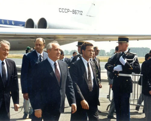 М.С.Горбачев на аэродроме Орли. Париж, 4 июля 1989 г.