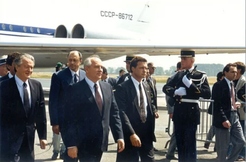 М.С.Горбачев на аэродроме Орли. Париж, 4 июля 1989 г.