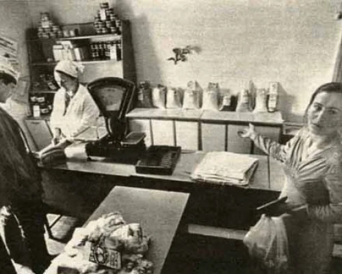 В магазине шахтерского поселка. Кузбасс. 1989 Фото Э. Эттингера