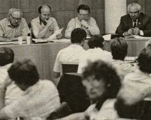 Член Политбюро ЦК КПСС Н.Н. Слюньков (2-й справа) на встрече с членами стачечного комитета. Кемерово. 1989 Фото Э. Эттингера