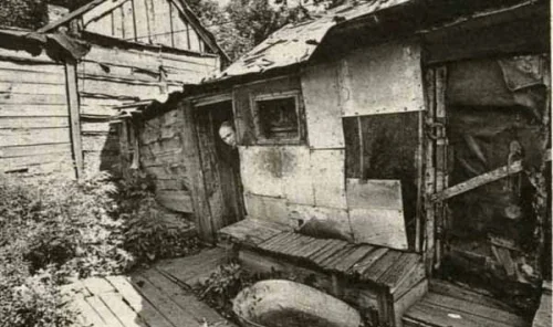 Во дворе шахтерского поселка. Кузбасс. 1989 Фото Э.Эттингера