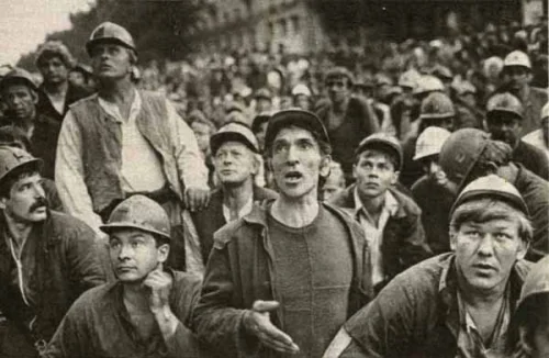 Митинг горняков на площади. Кузбасс. 1989 Фото Э. Эттингера