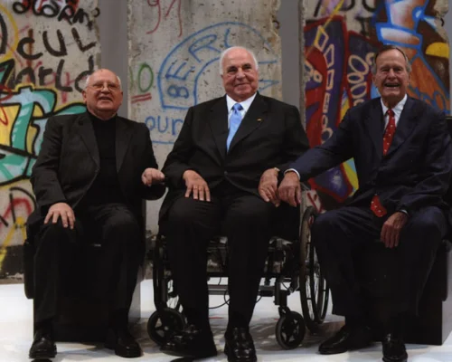 М.С. Горбачев, Гельмут Коль и Джордж Буш на торжествах в связи с 20-летием падения Берлинской стены. Берлин. 30 октября 2009 г.