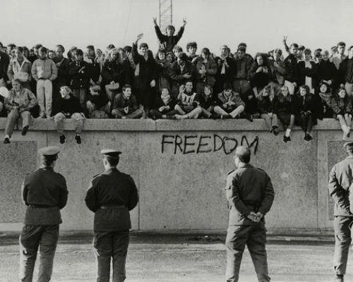 Пограничники ГДР у Берлинской стены. Ноябрь 1989