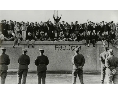 Пограничники ГДР у Берлинской стены. Ноябрь 1989