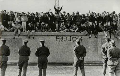 Пограничники ГДР у Берлинской стены. Ноябрь 1989