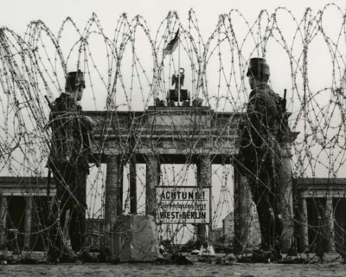 Заграждение из колючей проволоки у Берлинской стены в районе Бранденбургских ворот. Берлин. 1970-е