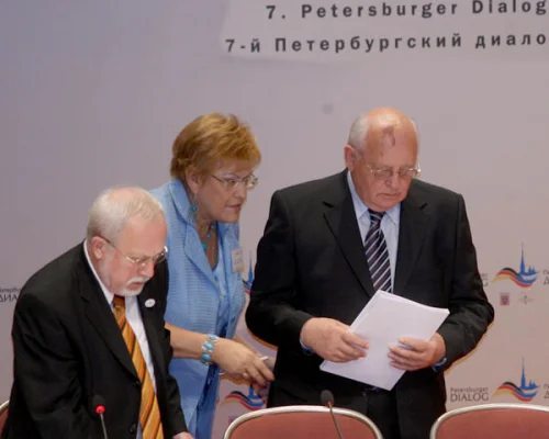 Лотар де Мезьер, Л.А. Вербицкая и М.С. Горбачев. Заседание Координационного комитета российско-германского общественного форума «Петербургский диалог». Висбаден. Октябрь 2007