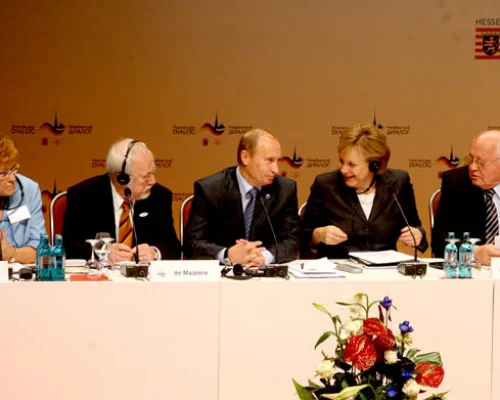 Л.А. Вербицкая, Лотар де Мезьер, В.В. Путин, Ангела Меркель и М.С. Горбачев в президиуме российско-германского общественного форума «Петербургский диалог». Висбаден. Октябрь 2007