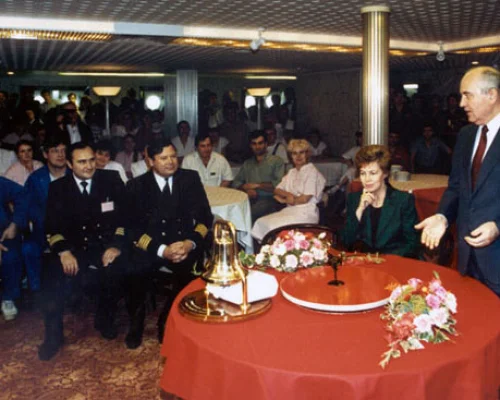 М.С. и Р.М. Горбачевы на встрече с командой теплохода 