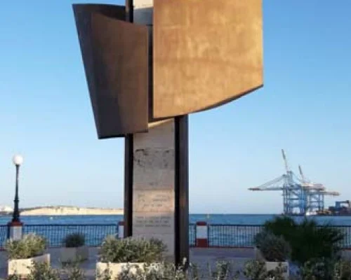 Памятная стела, посвященная саммиту 