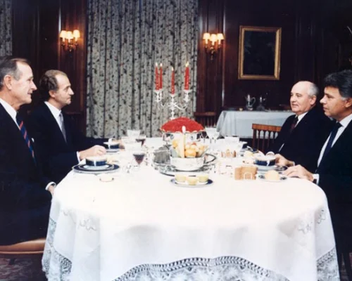 Слева направо: президент США Джордж Буш, король Испании Хуан-Карлос II, М.С. Горбачев и премьер-министр Испании Фелипе Гонсалес. Мадрид. 29 октября 1991
