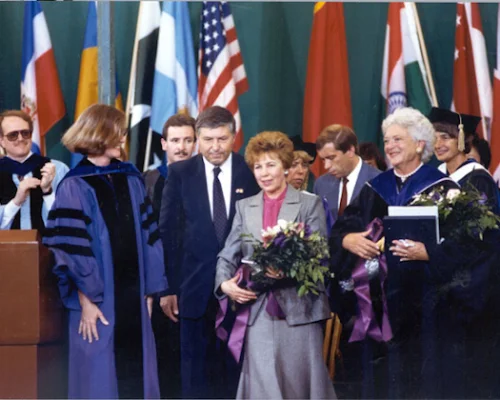Р.М. Горбачева и Барбара Буш – участники церемонии выпуска в колледже 