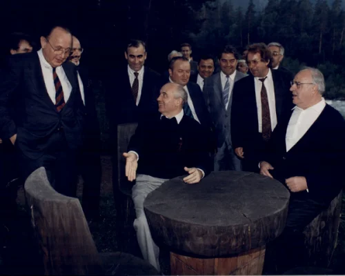 М.С. Горбачев, Г. Коль, Г.-Д. Геншер. Здесь был дан зеленый свет единству Германии. Ставропольский край. Архыз. 1990 г.