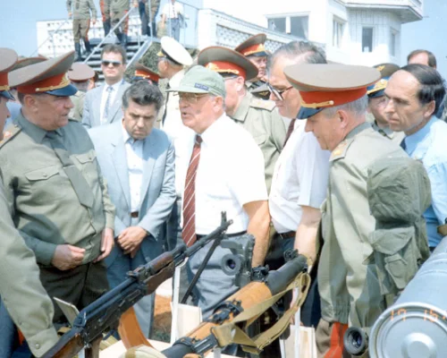 М.С. Горбачев и Д.Т. Язов, 17 августа 1990