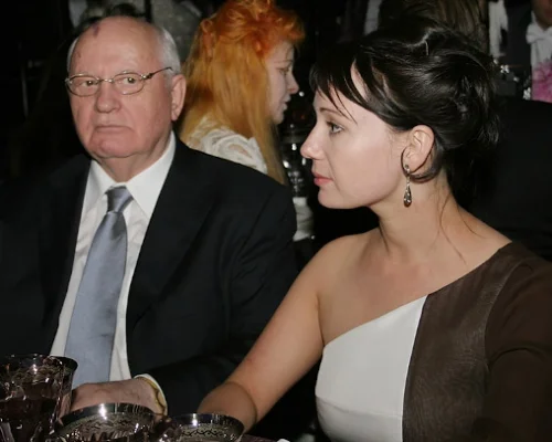 М.С. Горбачев и Чулпан Хаматова на благотворительном балу, организованном для сбора средств Институту детской онкологии, гематологии и трансплантологии имени Раисы Горбачёвой. Лондон, 2006