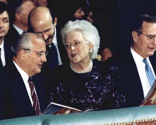 Франция. Париж. М.С.Горбачев, Джордж и Барбара Буш