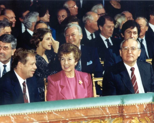 Франция. Парижский саммит. Гавел В., Горбачева Р.М., Горбачев М.С