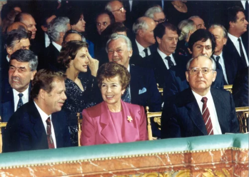 Франция. Парижский саммит. Гавел В., Горбачева Р.М., Горбачев М.С