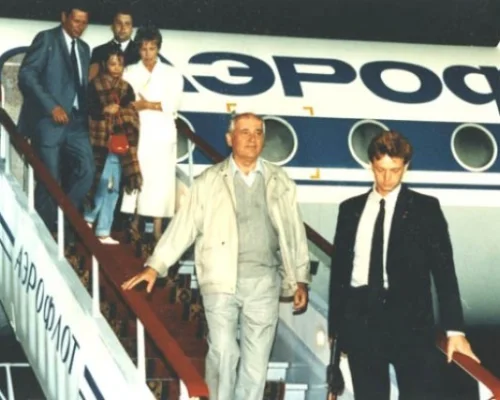 М.С.Горбачев с семьей возвращается из Фороса. 22 августа 1991.