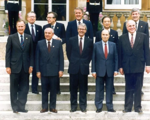 	 Дж. Буш, М.С. Горбачев, Д. Мейджор, Ф. Миттеран, Г. Коль, Ж. Деллор, Дж. Андреотти, Б. Малруни, Т. Кайфу, Р. Любберс. 17 июля 1991, Лондон, Великобритания
