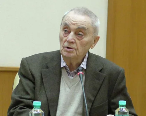 Карагезьян Карен Карович - заместитель руководителя отдела международных связей и контактов с прессой Горбачев-Фонда.