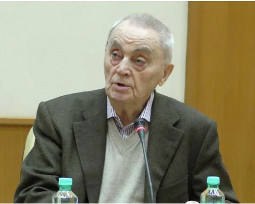Карагезьян Карен Карович - заместитель руководителя отдела международных связей и контактов с прессой Горбачев-Фонда.