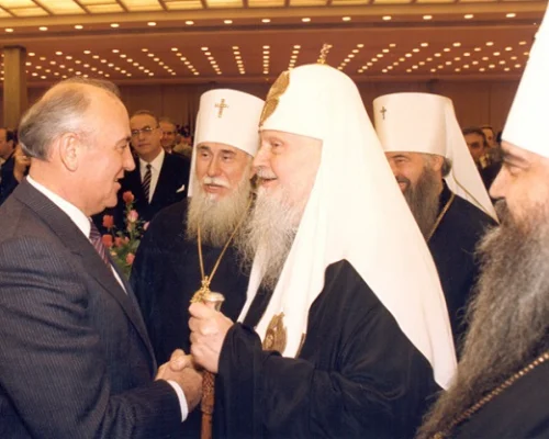 Москва. Кремлевский дворец съездов.  М.С. Горбачев, Патриарх Московский и всея Руси Пимен и другие иерархи Русской Православной Церкви на приёме.  Фото Лизунов Ю.