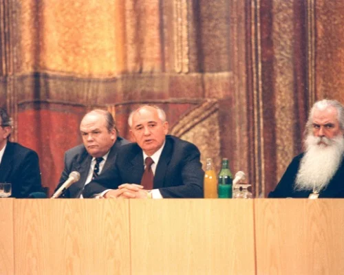 Москва. Президиум.  Горбачев М.С., Велихов Е.П., Питирим