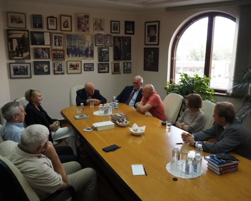 	 Сотрудники Горбачев-Фонда с Дж. Мэтлоком