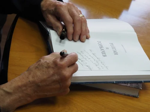 Дж. Мэтлок подписывает свою книгу 