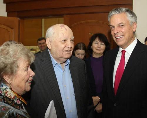 Слева направо: Сюзанна Масси, Михаил Горбачев, посол США Джон Хантсман